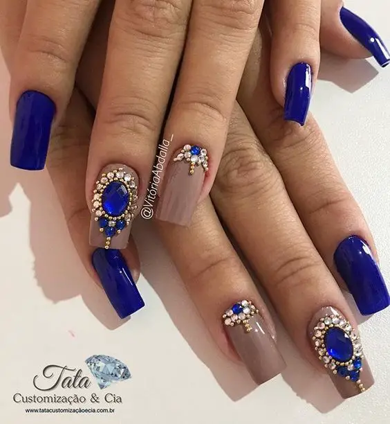 Foto de unhas azuis em gel com joias