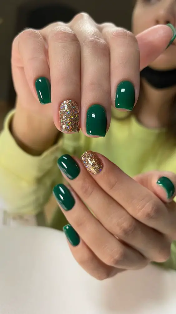 Foto de unhas curtas verdes com glitter