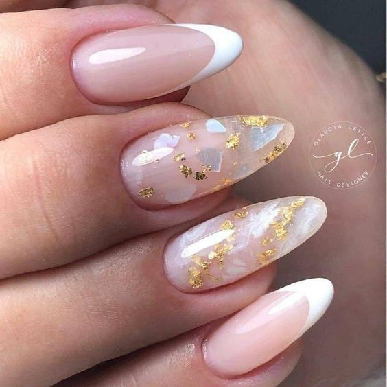 Modelo de unhas amendoadas encapsuladas