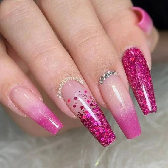 Decoração de unhas encapsuladas rosa com glitter