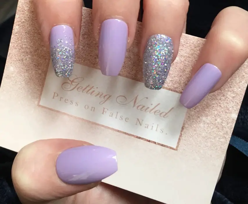 Inspiração de unhas lilás com glitter furta cor