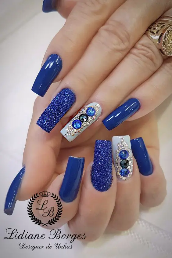 Inspiração de unhas compridas azuis com pedras e glitter