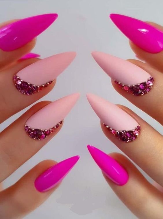 Ideia de unhas stiletto com dois tons de rosa e joias cor de rosa