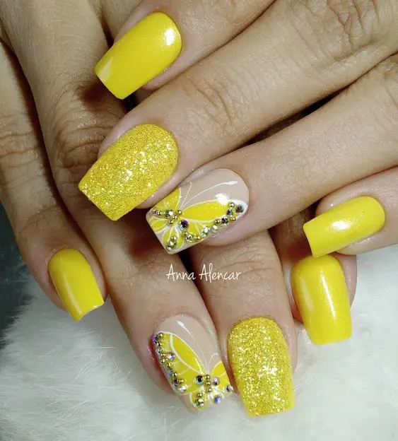 Exemplo de unhas decoradas amarelas com filha única com borboleta