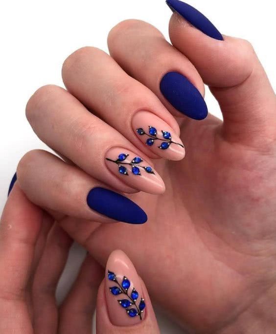 Lindas unhas com decorações azuis