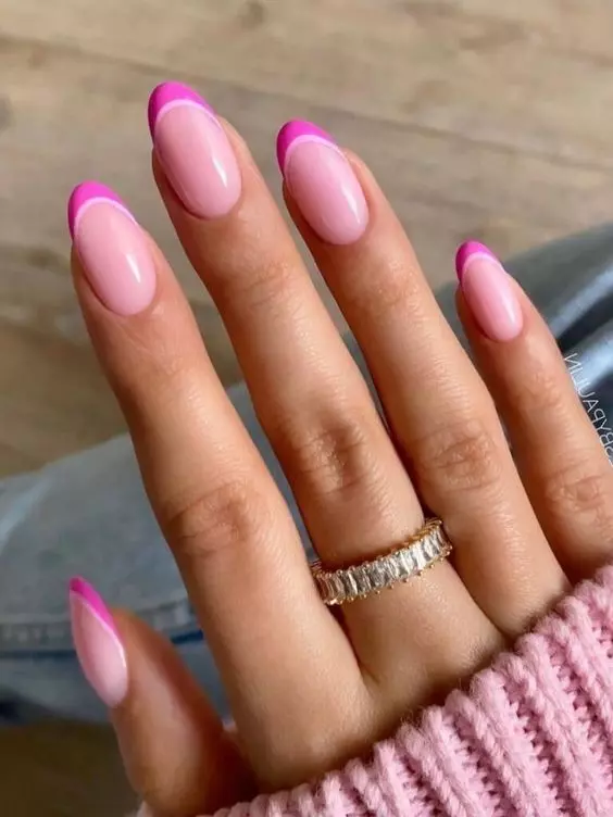 mãos exibindo unhas francesinha dupla com esmalte rosa e branco