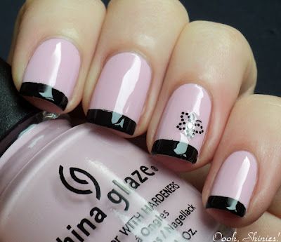 nail art rosa com preto e borboleta no dedo anelar