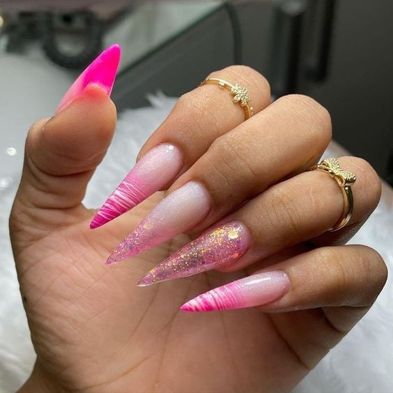 Formato pontudo em nails na cor rosa