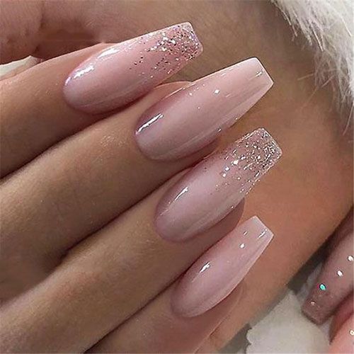 Modelo de unhas compridas em gel