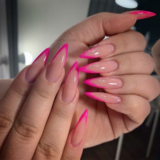 Exemplo de unhas stiletto