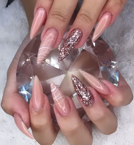 Ideia de unhas pontudas com glitter