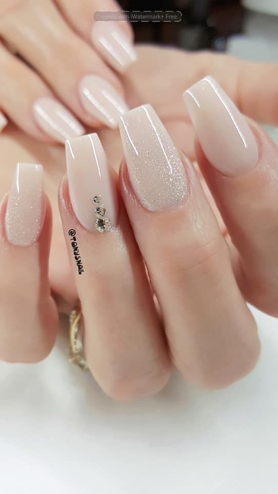 Inspiração de unhas compridas nude com glitter