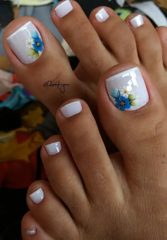modelos de unhas decoradas dos pés com flores bonita