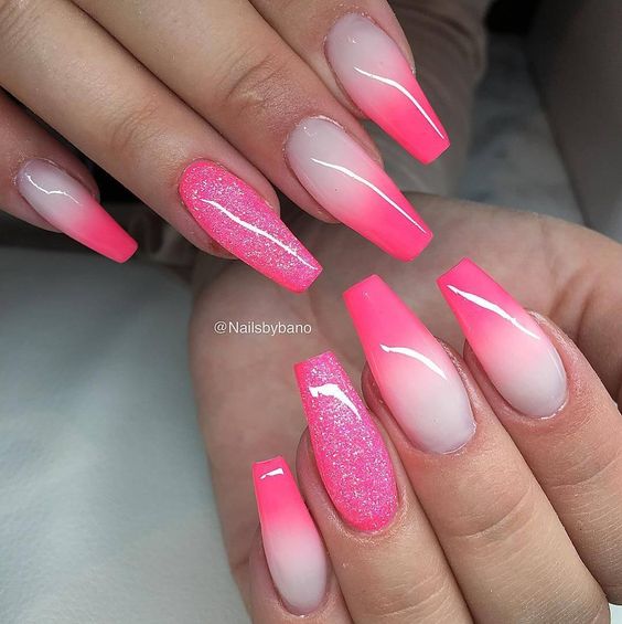 Foto de esmaltação em gel ombre cor de rosa com glitter