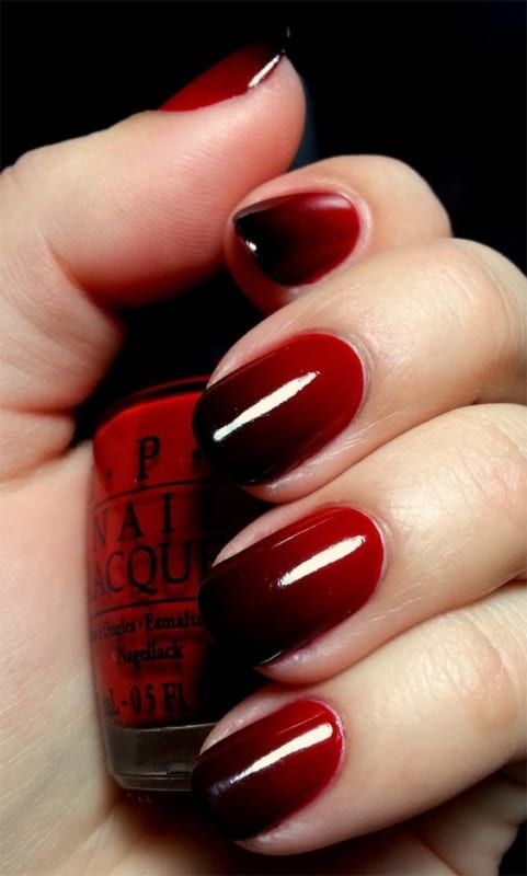 Esmaltação ombre em tons de vermelho e preto