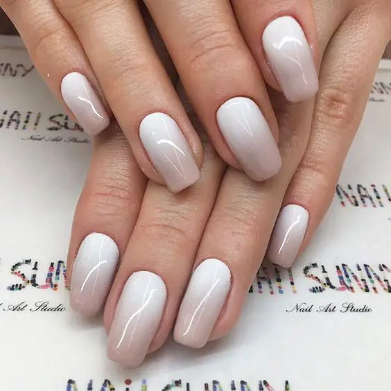 Modelo de unhas degrade nude com branco