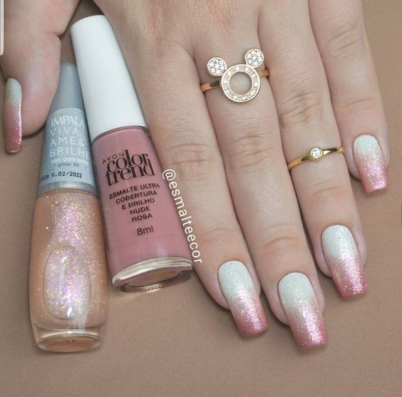 Efeito gradiente nas unhas com esmalte branco e rosa com glitter