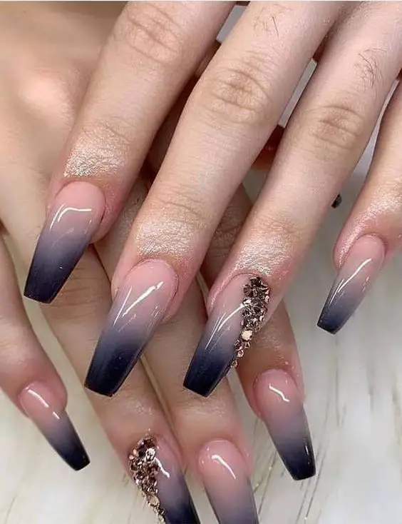 decoração de unhas com efeito gradiente preto com nude