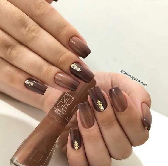 Inspiração de unhas marrom