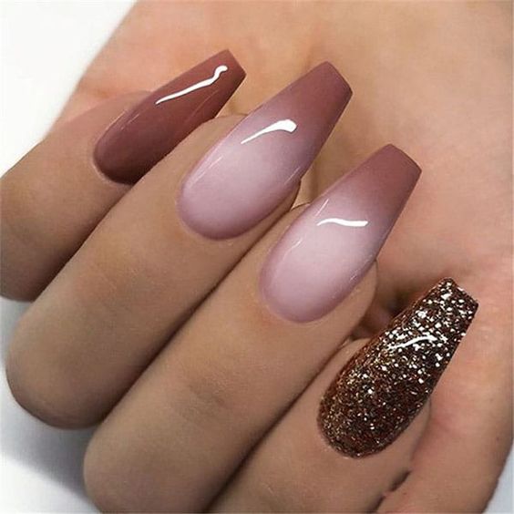 Exemplo de unhas com esmaltação ombre e glitter marrom