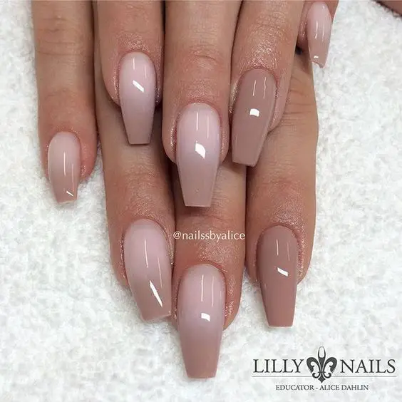 Esmaltação de unhas em gel nude com marrom