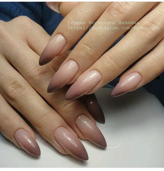 Ideia de unhas amendoadas decoradas com esmaltação efeito ombre