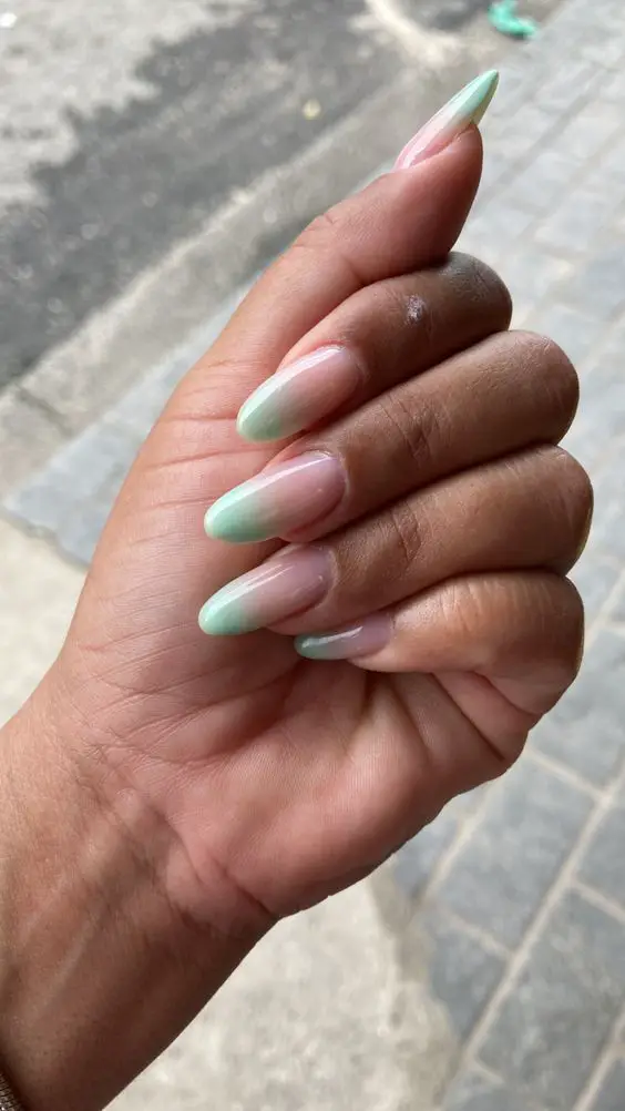 Inspiração de unhas amendoadas com degrade verde e nude