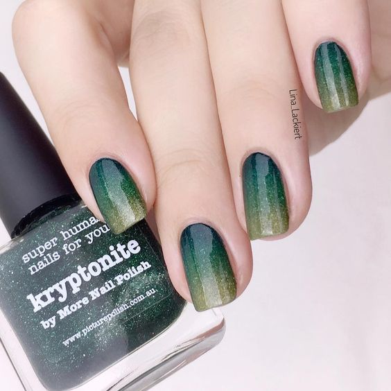 Lindas unhas com três tons de verde e com efeito degrade