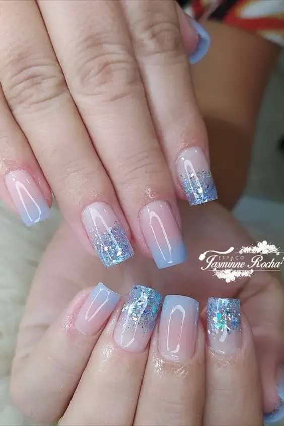 Exemplo de unhas encapsuladas ombre com glitter