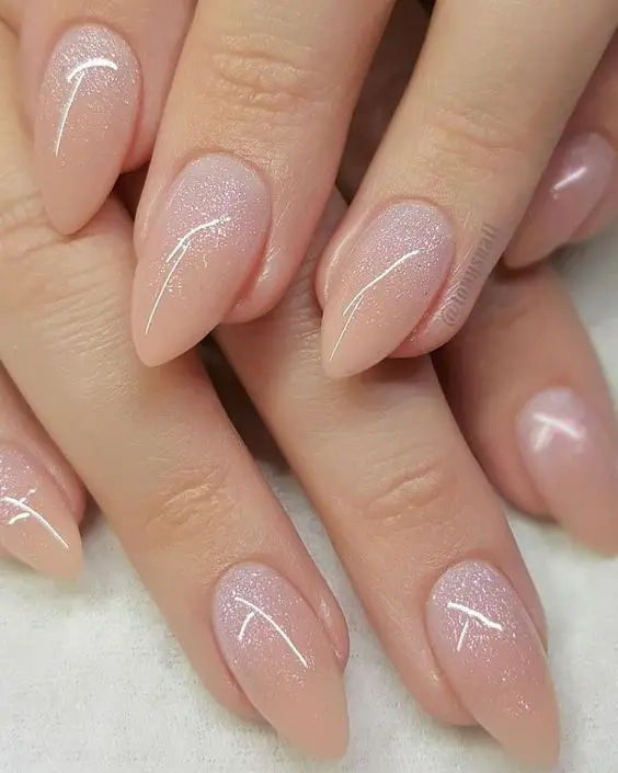 Foto de unhas amendoadas curtas com esmaltação em degrade