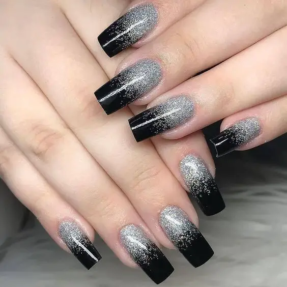 Imagem de unhas pretas com glitter