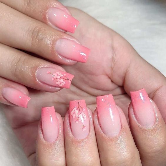 Exemplo de unhas ombre rosa claro com rosa mais escuro