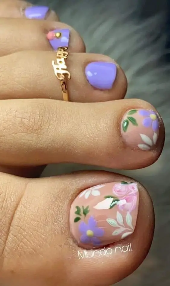 modelo de unhas decoradas lilás com flores nos dedos do pé