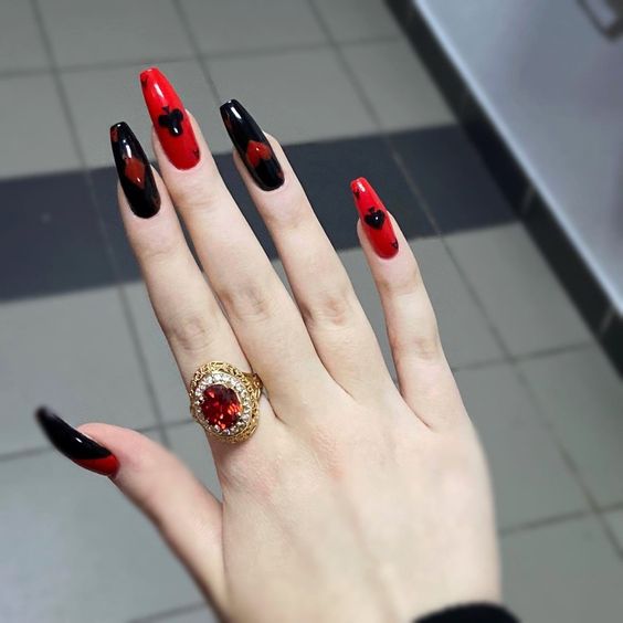 unhas decoradas vermelhas com preto com decoração jogo de cartas