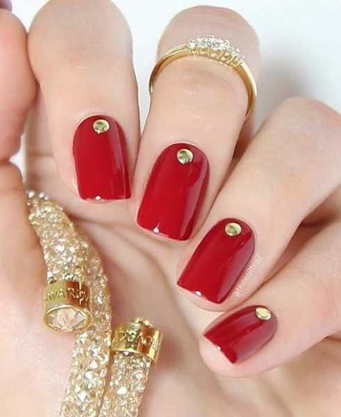 estilo de unhas decoradas vermelhas com dourado