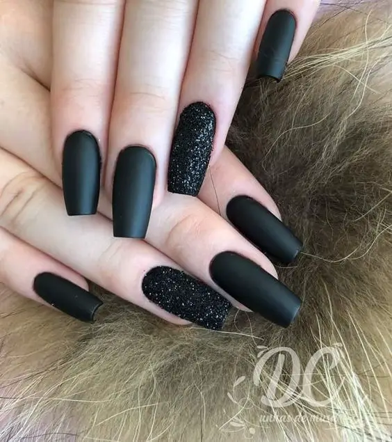 imagem de unhas pretas decoradas com glitter preto