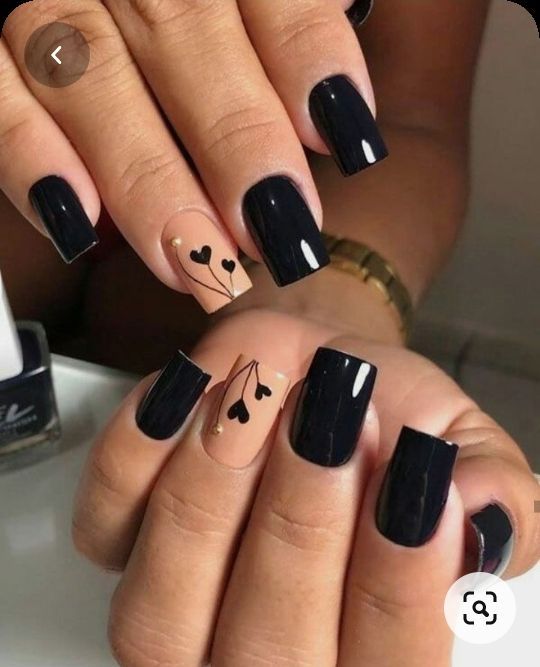 Unhas pretas com filha única nude