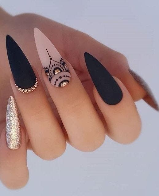 Unhas stiletto com preto, joias e glitter