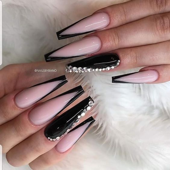 maravilhosas unhas pretas com fundo incolor