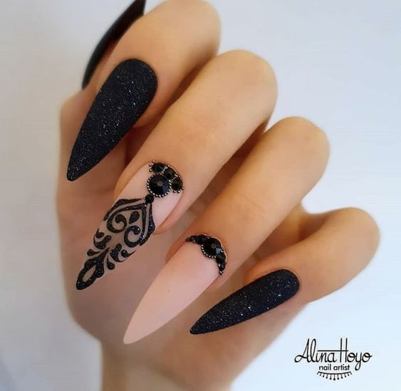 unhas lindas com glitter preto