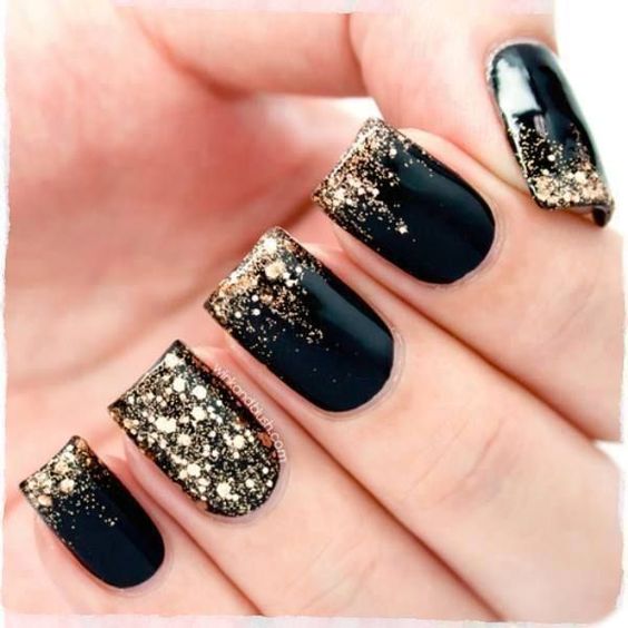 ideia de unhas pretas com glitter dourado cascata