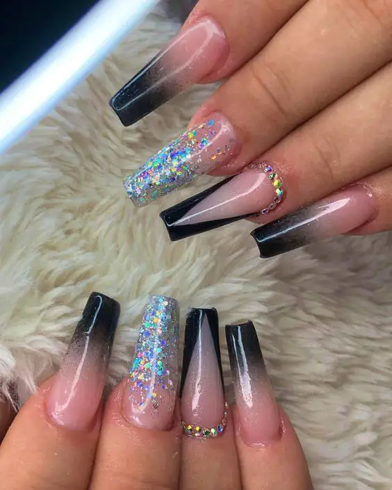 inspiração de unha encapsulada preta com glitter