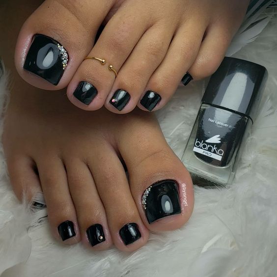 Unhas simples dos pés com joias