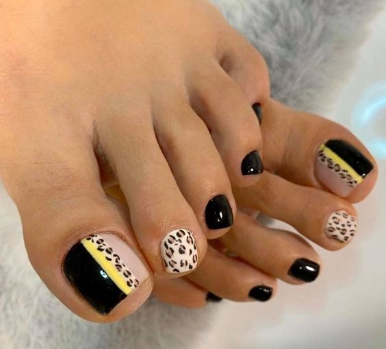 modelo de unhas dos pés pretas com animal print