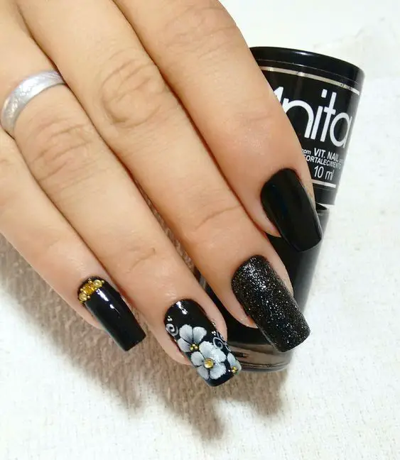 modelos de unhas pretas florais com glitter