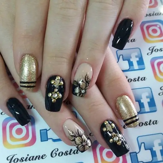 unhas decoradas pretas fllorais com glitter dourado