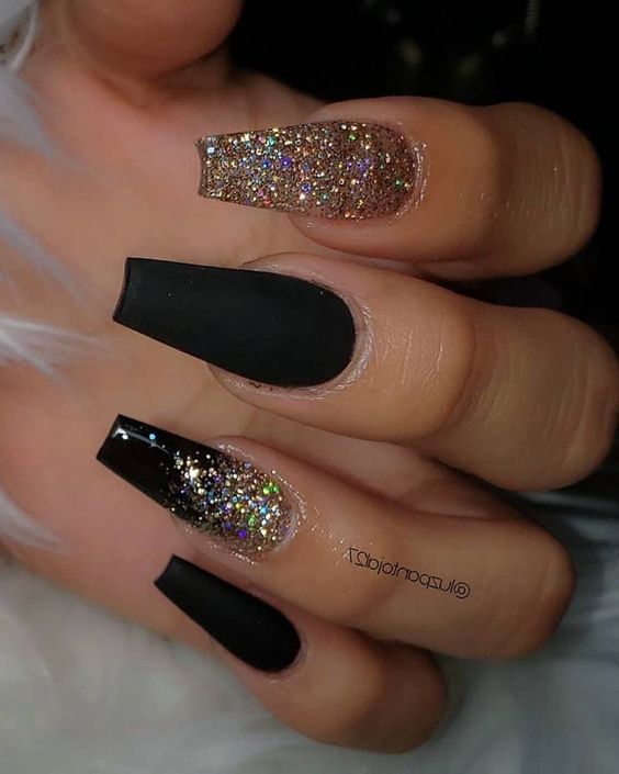 Unhas pretas foscas com glitter dourado