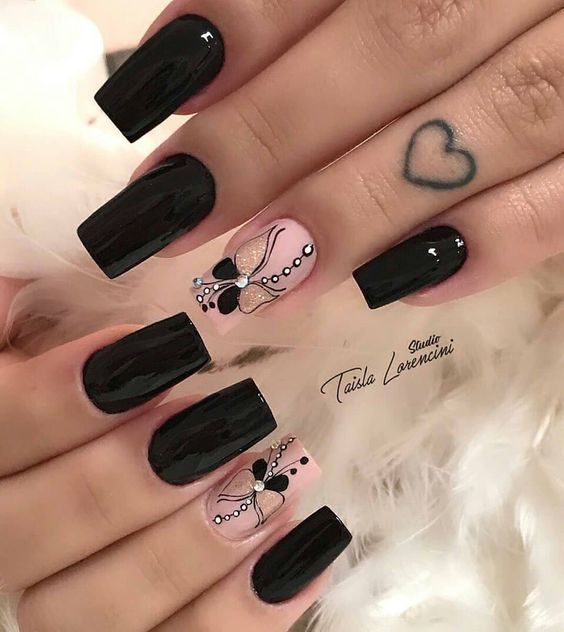 Esmaltação preta com desenhos de borboleta