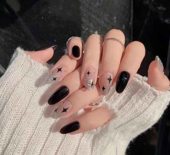 exemplo de unhas pretas com design estrelar