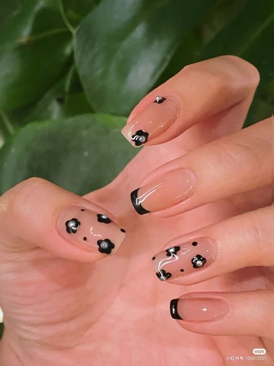 ideia de unhas minimalistas com flores pretas